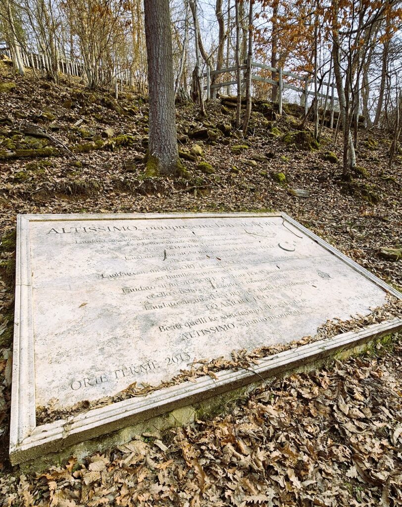 La lastra di marmo con i versi del Cantico delle Creature