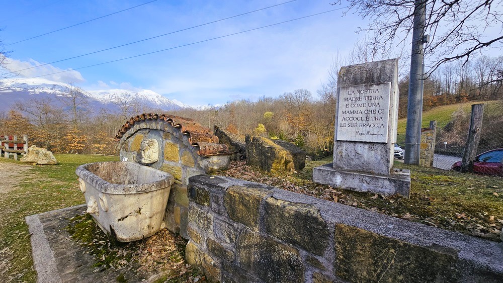 Le parole di Papa Francesco scolpite all'ingresso del parco Orie Terme