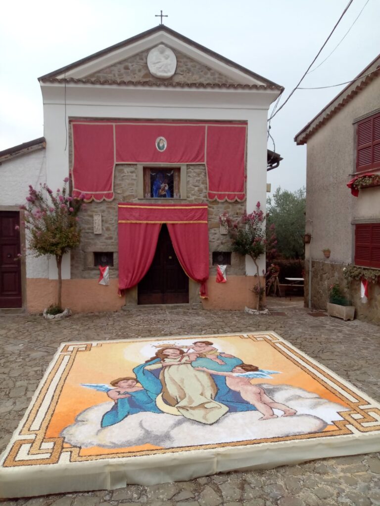 Infiorata alla chiesa di Santa Maria ad Nives - Facebook @Comune di Pisoniano