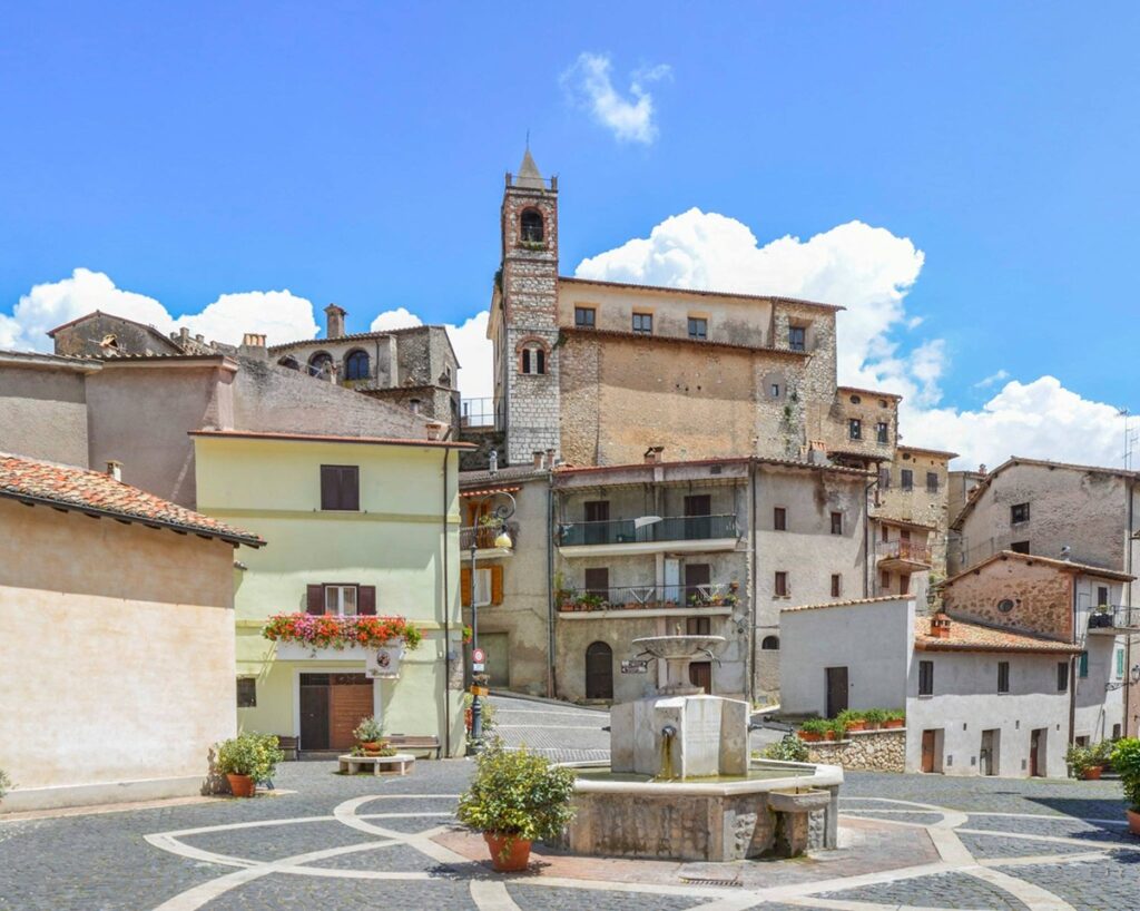 la fontana in Piazza Vacuna - Facebook @Roccagiovine.Pagina.Ufficiale