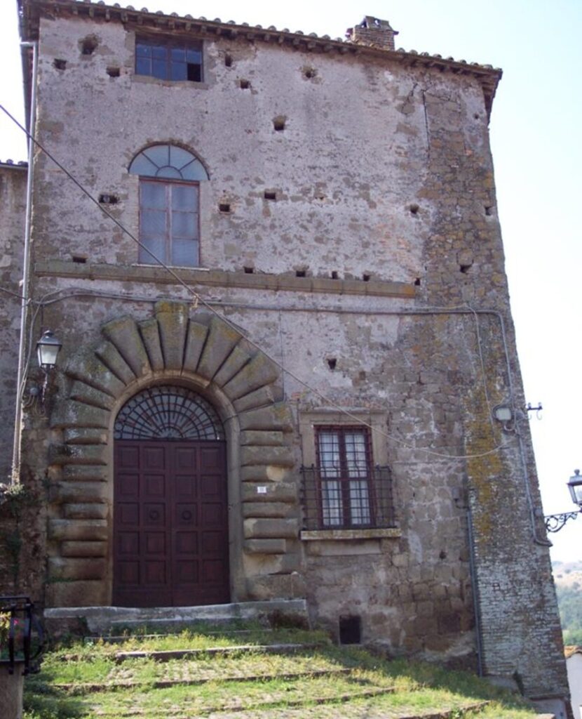 Il Palazzo Baronale all'ingresso del paese - Foto parcodiveio.it