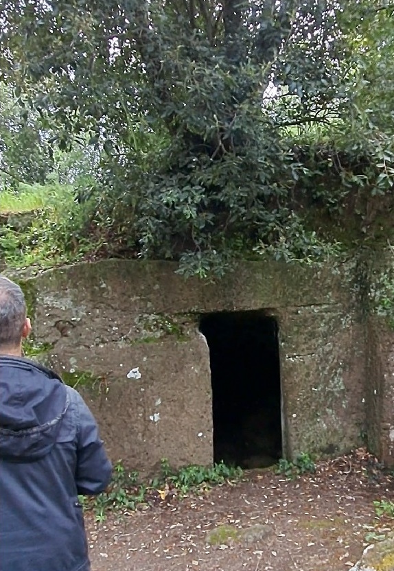 "area pic nic" all'entrata dei tumuli del VI sec a.C.