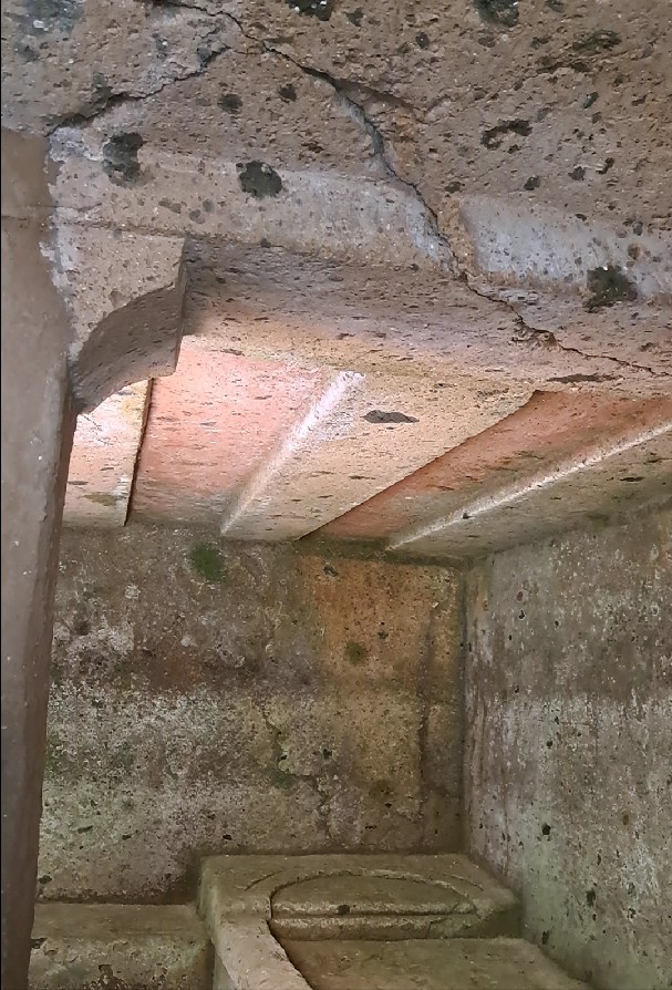 tracce di decorazione in rosso nel Tumulo Policromo