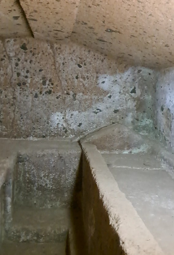 letto funebre femminile in una tomba a tumulo