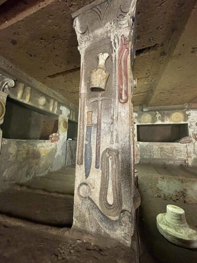 il mondo maschile sul pilastro della Tomba dei Rilievi - Facebook @necropolidellabanditaccia