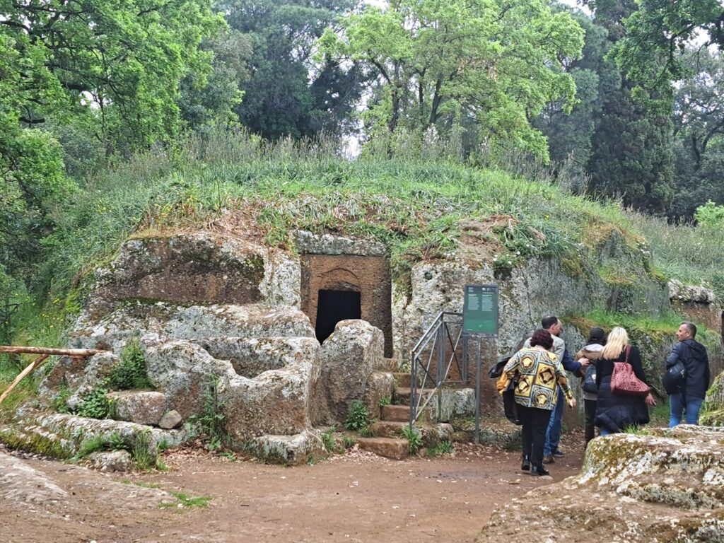 tomba a tumulo nella Necropoli della Banditaccia