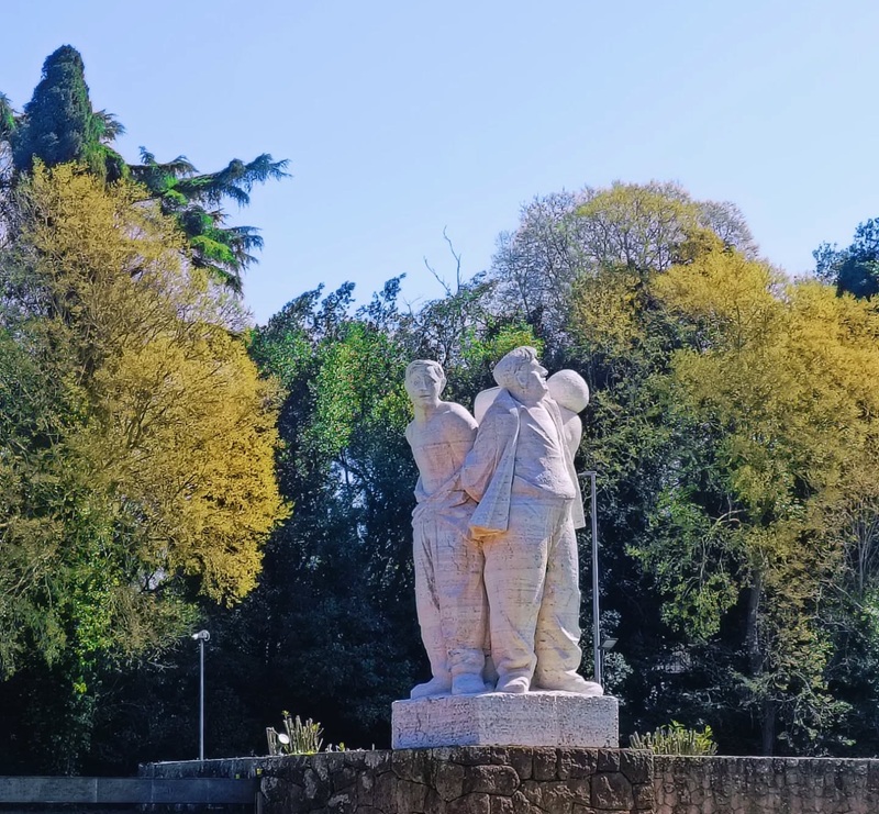 Le statue all'ingresso del Mausoleo delle Fosse Ardeatine a Roma