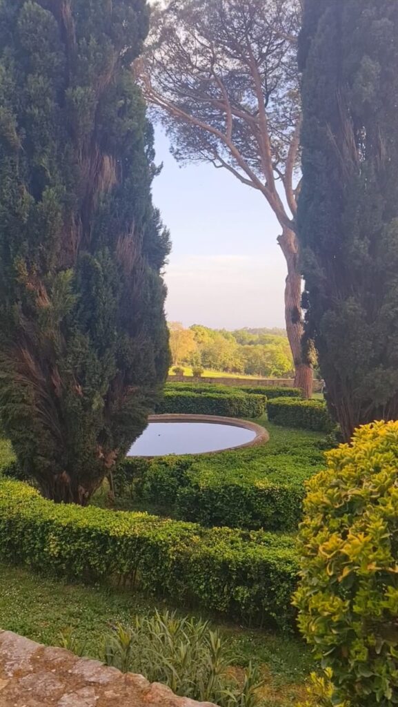 il giardino all'italiana affacciato sul mar Tirreno al Palazzo Patrizi