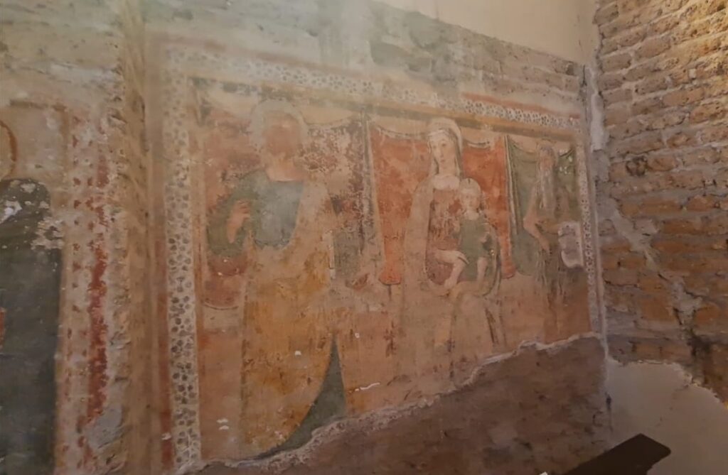 Chiesa di Sant'Antonio Abate, Affresco della Madonna in Trono tra i due Santi