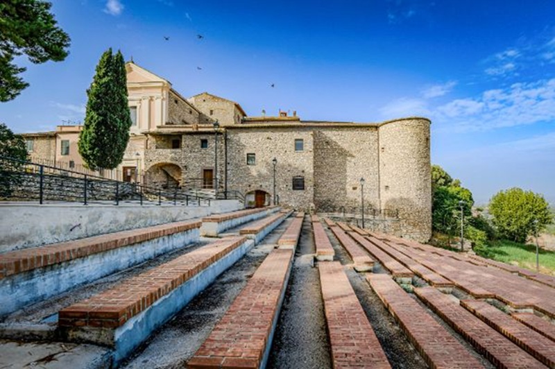 Anfiteatro e Castello Savelli - comune.moricone.rm.it