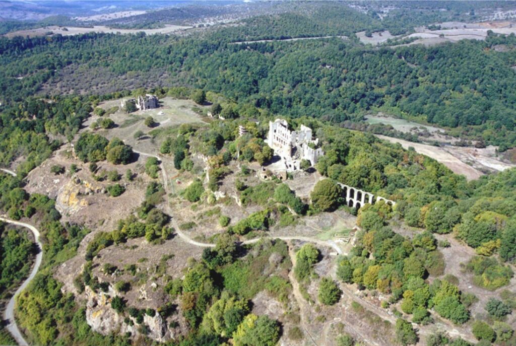 panorama aereo dei ruderi dell'Antica Monterano - retedimorestorichelazio.it