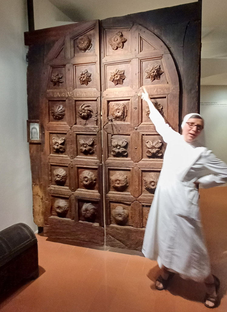 visita guidata appassionata nella Casa Madre delle Suore Francescane di Santa Filippa Mareri