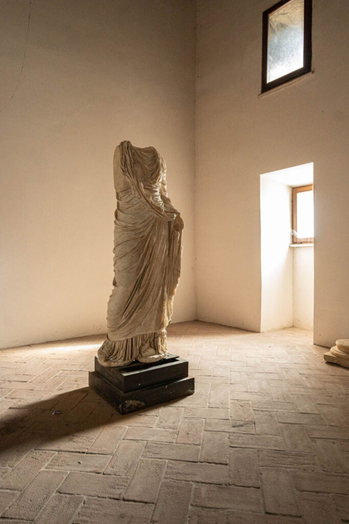 Castello Baronale Alto, statua di donna romana - retedimorestorichelazio.it