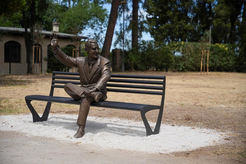 Statua Alberto Sordi al Parco De Sanctis a Roma - Foto comune.roma.it
