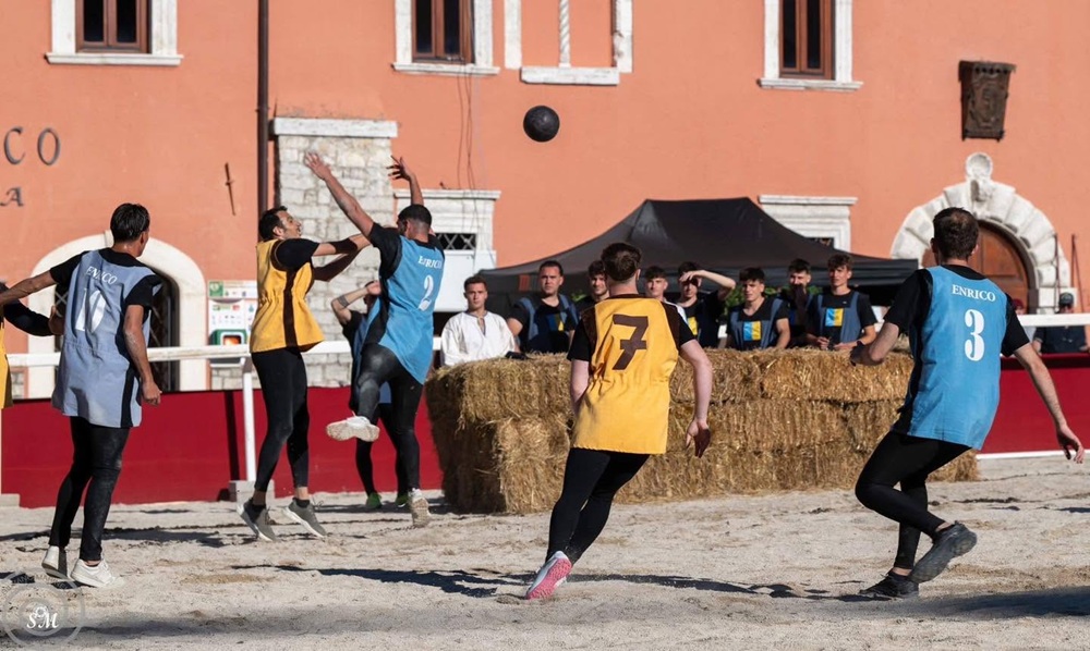 Un momento della gara della Palla Grossa - Foto FB Il Palio del Velluto - Pagina Ufficiale