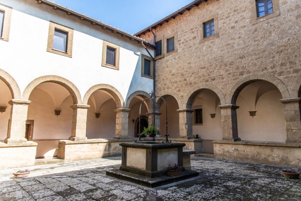 il chiostro nel Monastero delle Clarisse e Chiesa di Santa Maria delle Grazie - retedimorestorichelazio.it