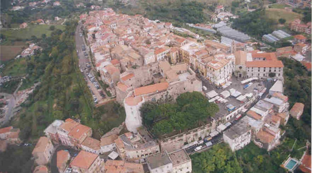 Castello Ducale Caracciolo Carafa, dall'alto - retedimorestorichelazio.it