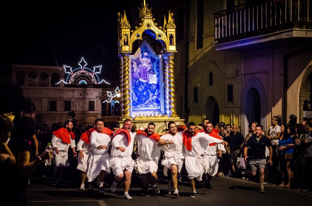 Processione dell'Incontro, la corsa degli Incollatori di Capena - FB @Associazione Fratelli Incollatori di Capena