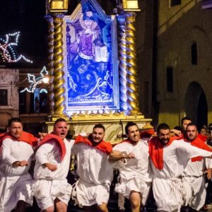 Processione dell'Incontro, la corsa degli Incollatori di Capena - FB @Associazione Fratelli Incollatori di Capena