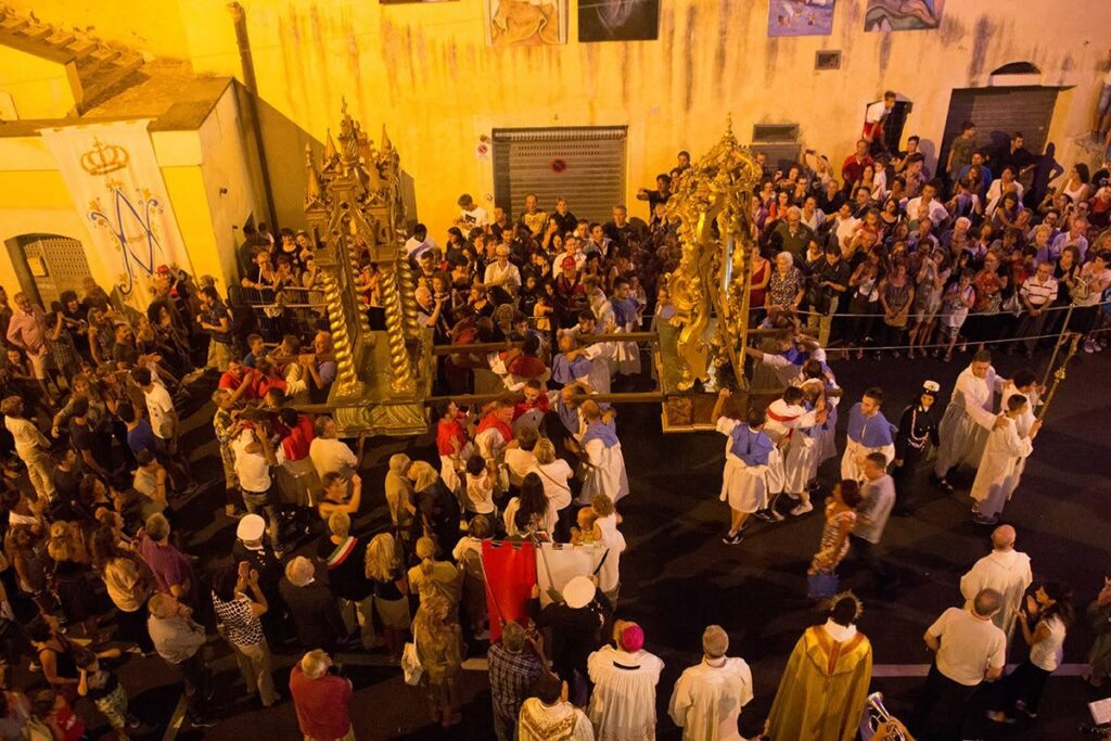 Processione dell'Incontro, l'abbraccio degli Incollatori di Capena - FB @Associazione Fratelli Incollatori di Capena