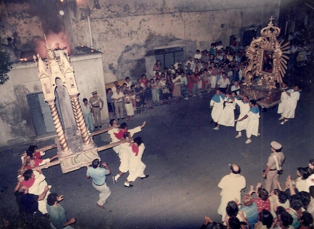 Processione dell'Incontro, l'incontro degli Incollatori di Capena- FB @Associazione Fratelli Incollatori di Capena