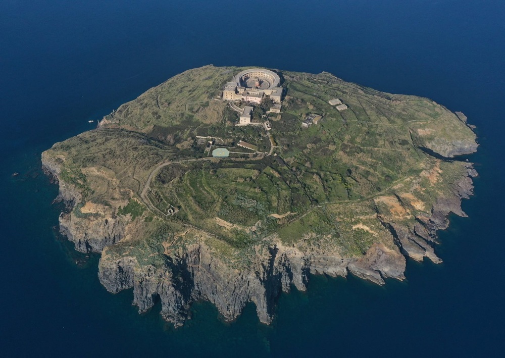 Foto @ FB Commissario per il recupero del Carcere dell'isola di S. Stefano - Ventotene